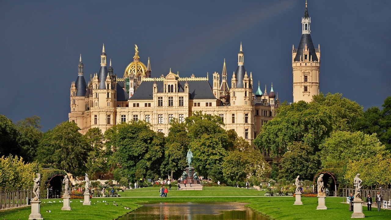 Schwerin Castle Germany for 1280 x 720 HDTV 720p resolution