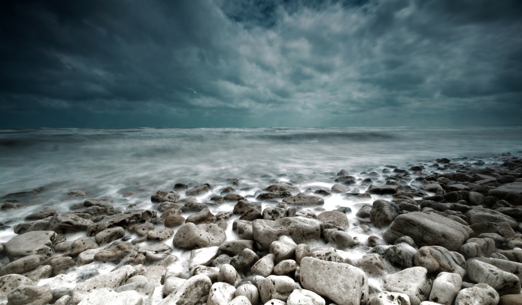 Sea and Stones for 1024 x 600 widescreen resolution