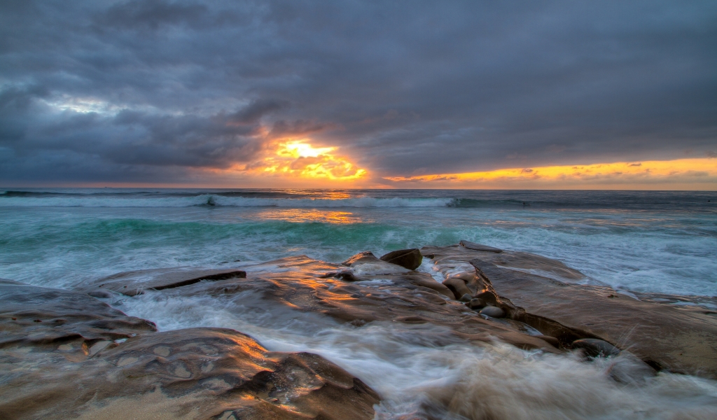 Sea Cloudy Sunset for 1024 x 600 widescreen resolution
