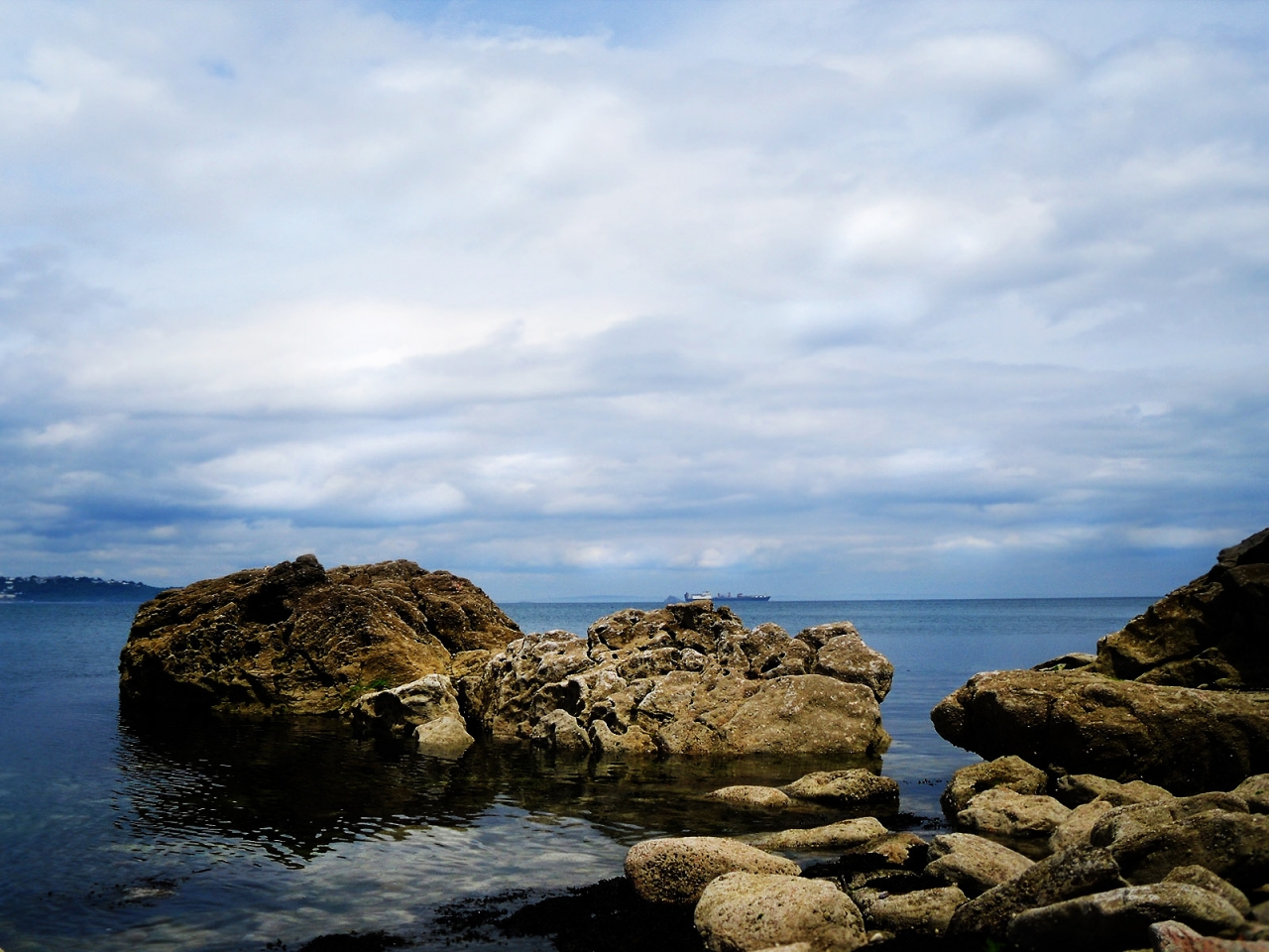 Sea Rocks for 1280 x 960 resolution