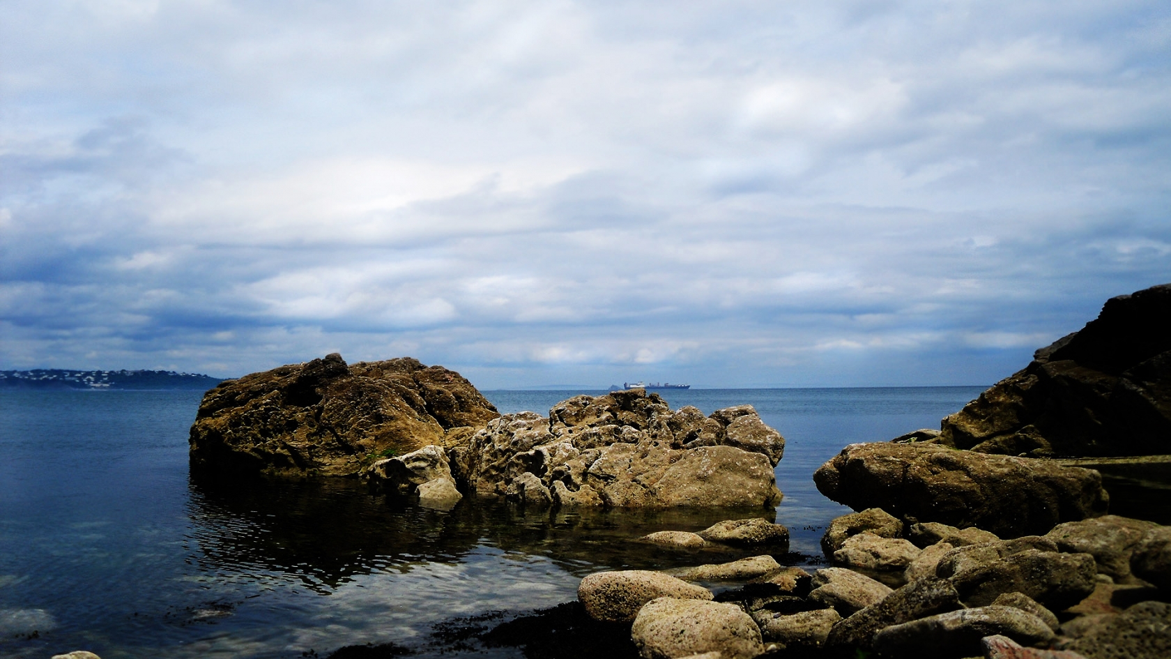 Sea Rocks for 1680 x 945 HDTV resolution
