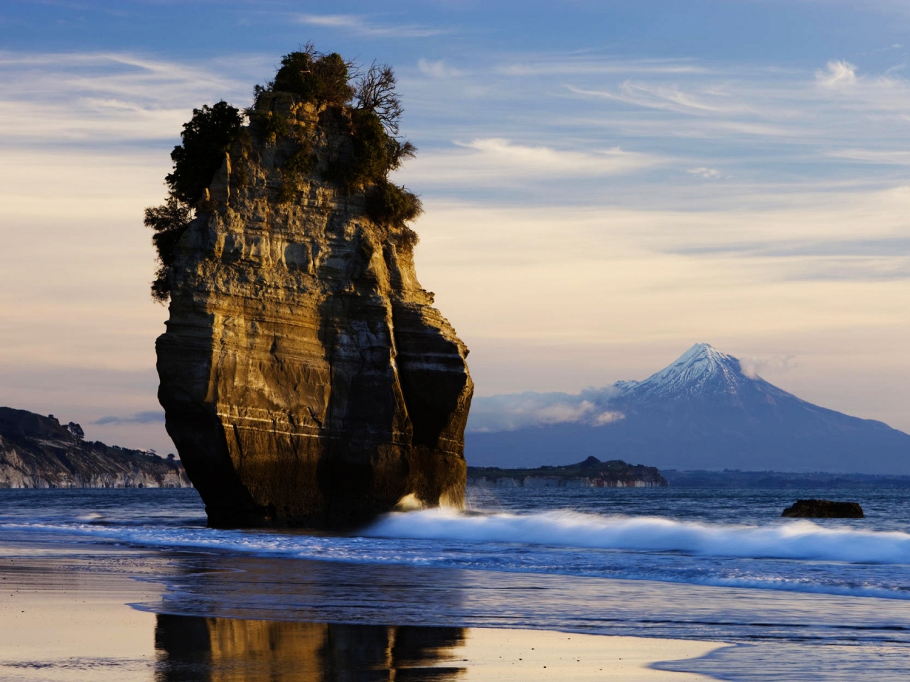 Sea Side Mountain Taranaki for 1280 x 960 resolution