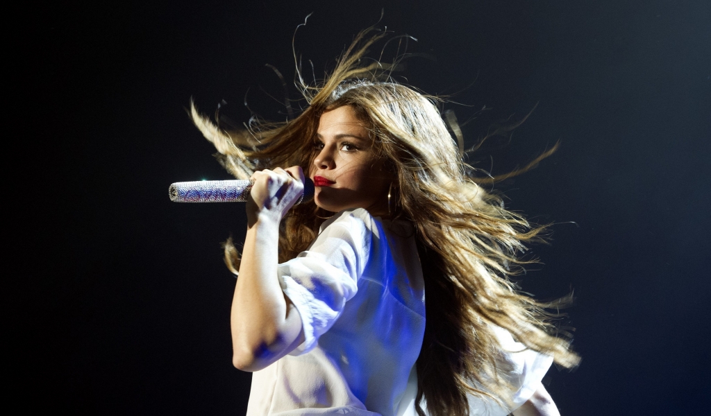 Selena Gomez Performing for 1024 x 600 widescreen resolution