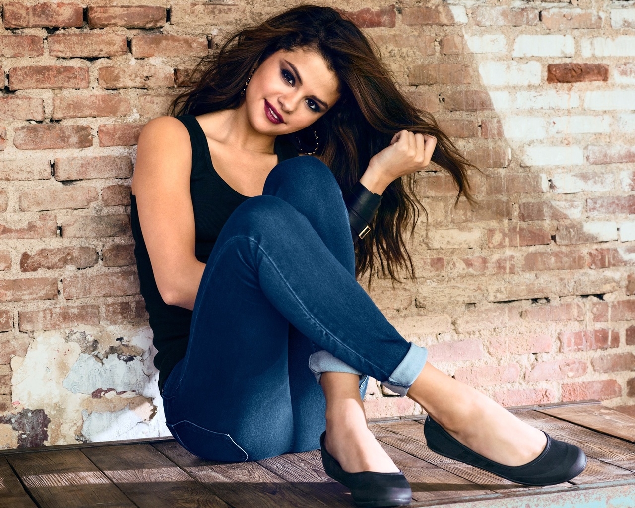 Selena Gomez Smile for 1280 x 1024 resolution