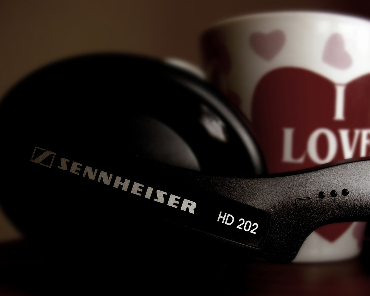 Sennheiser HD 202 for 1280 x 1024 resolution