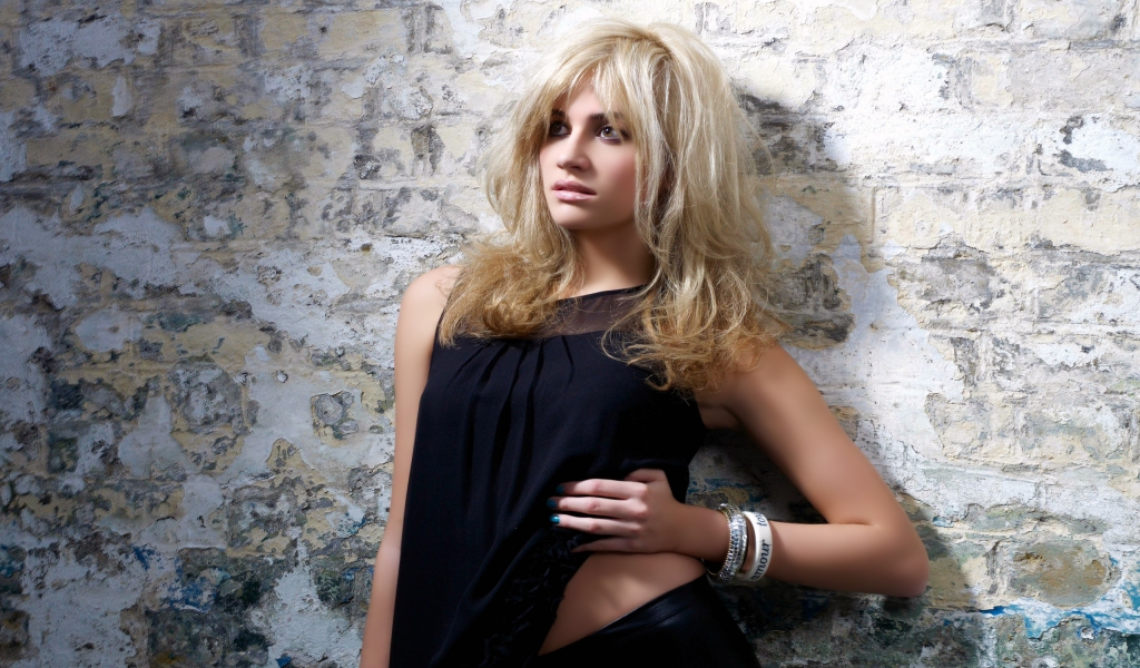 Sexy Pixie Lott for 1024 x 600 widescreen resolution