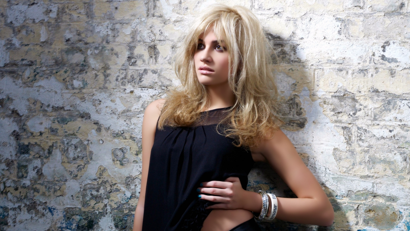 Sexy Pixie Lott for 1366 x 768 HDTV resolution