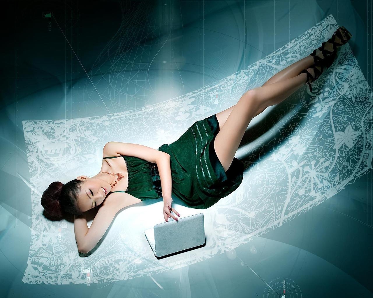 Sexy Woman with Laptop for 1280 x 1024 resolution