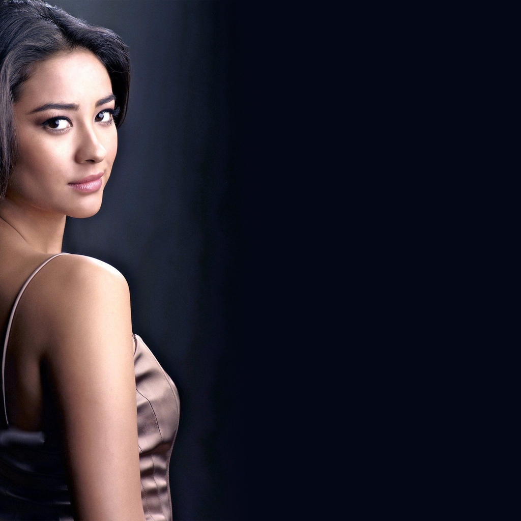 Shay Mitchell Cool for 1024 x 1024 iPad resolution