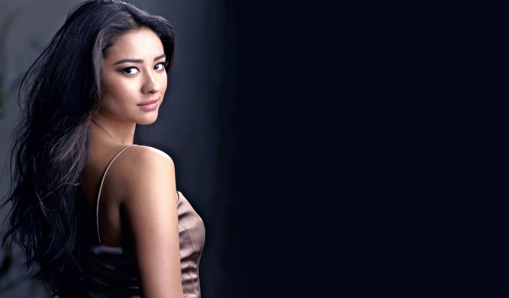 Shay Mitchell Cool for 1024 x 600 widescreen resolution