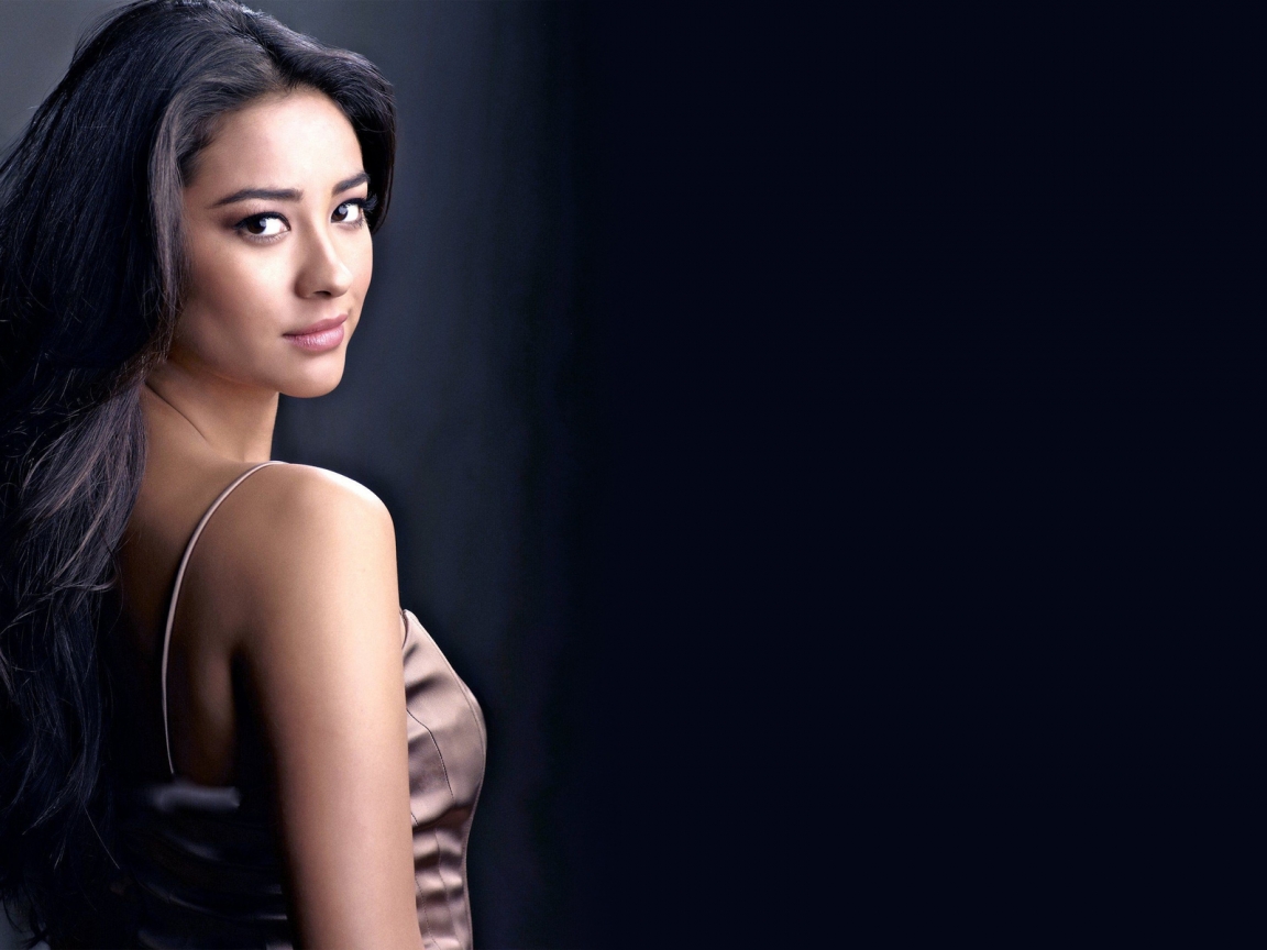 Shay Mitchell Cool for 1152 x 864 resolution