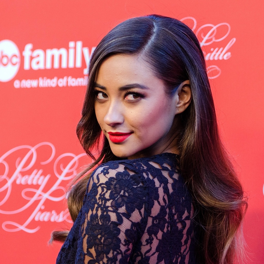 Shay Mitchell Lips for 1024 x 1024 iPad resolution