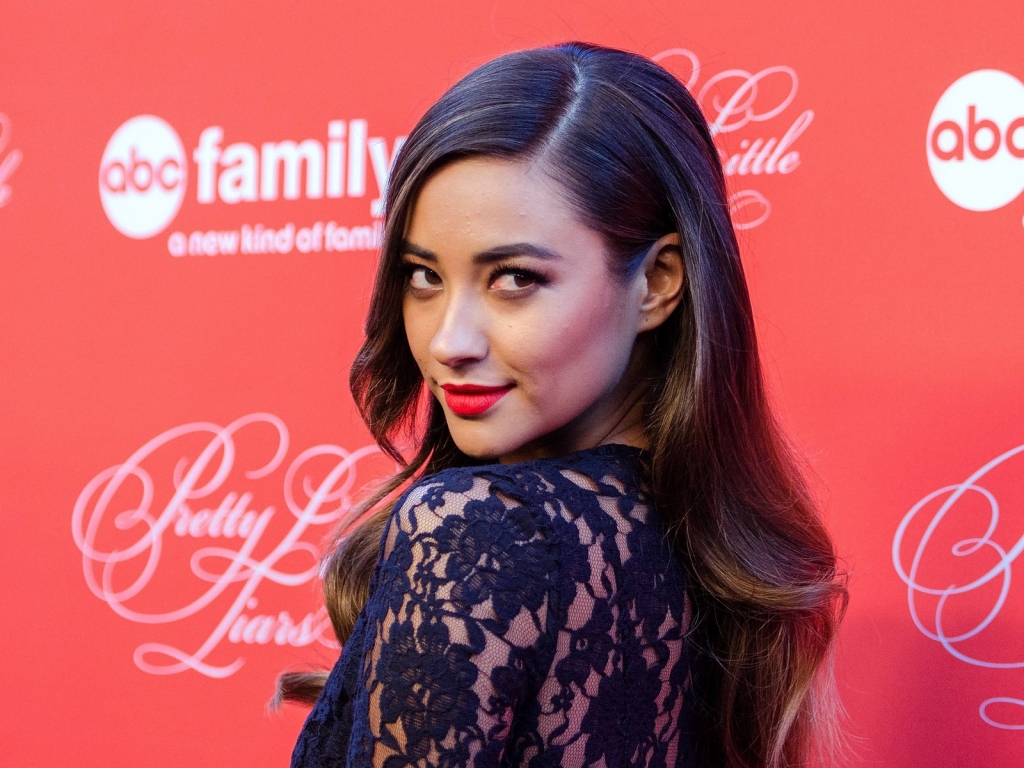 Shay Mitchell Lips for 1024 x 768 resolution