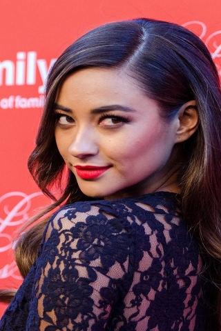 Shay Mitchell Lips for 320 x 480 iPhone resolution