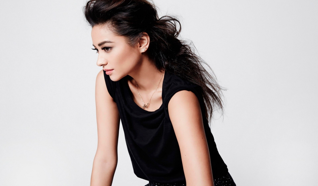 Shay Mitchell Shooting for 1024 x 600 widescreen resolution