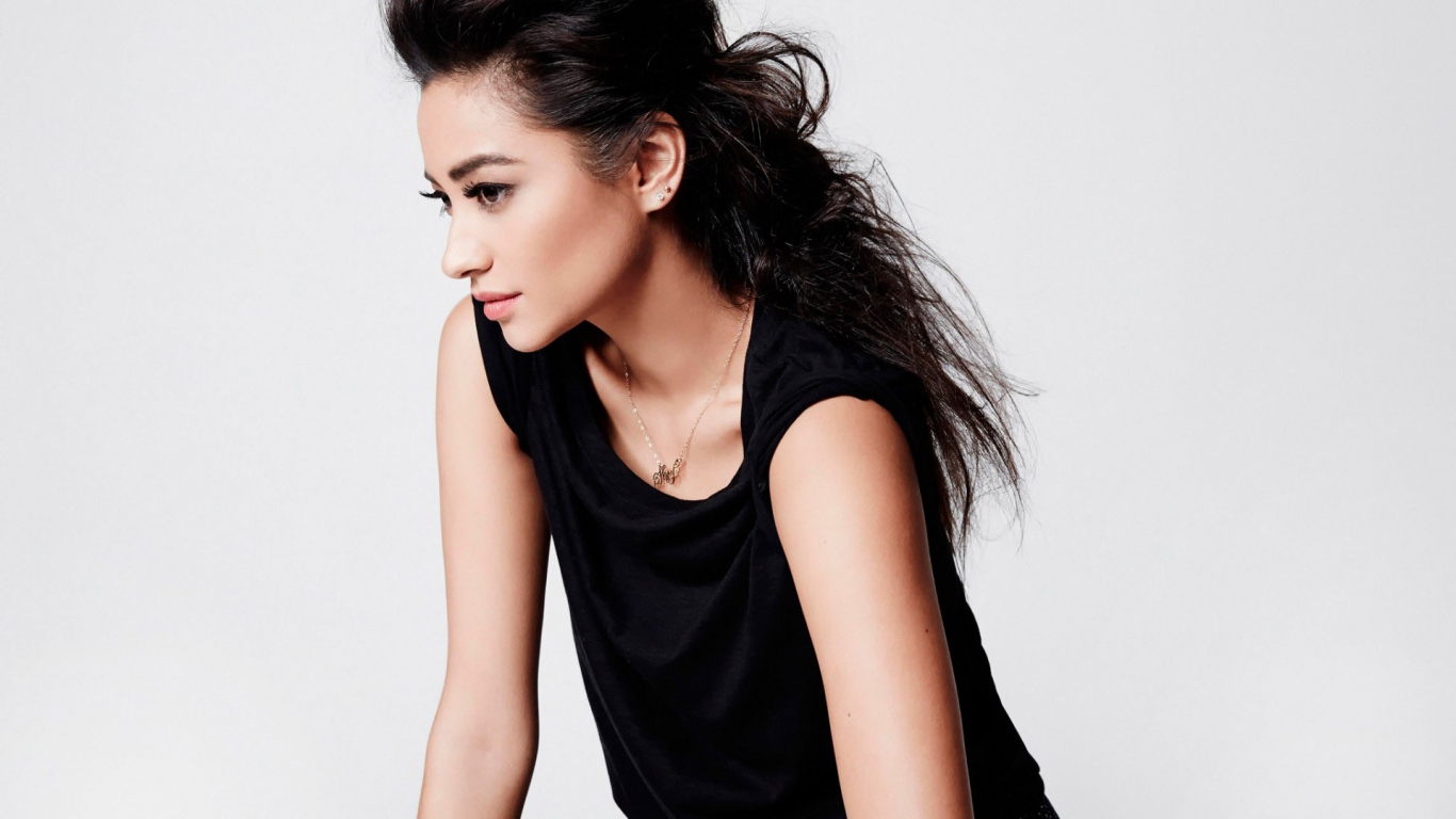 Shay Mitchell Shooting for 1366 x 768 HDTV resolution