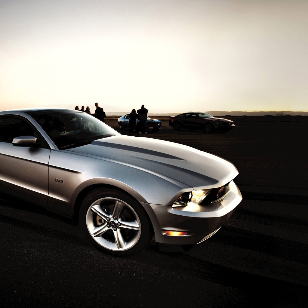 Silver Ford Mustang for 1024 x 1024 iPad resolution
