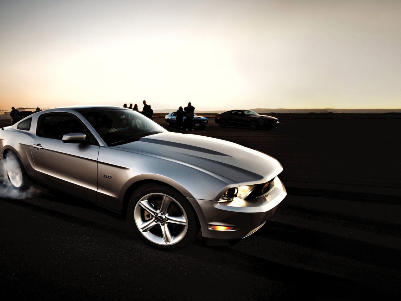Silver Ford Mustang for 1280 x 960 resolution
