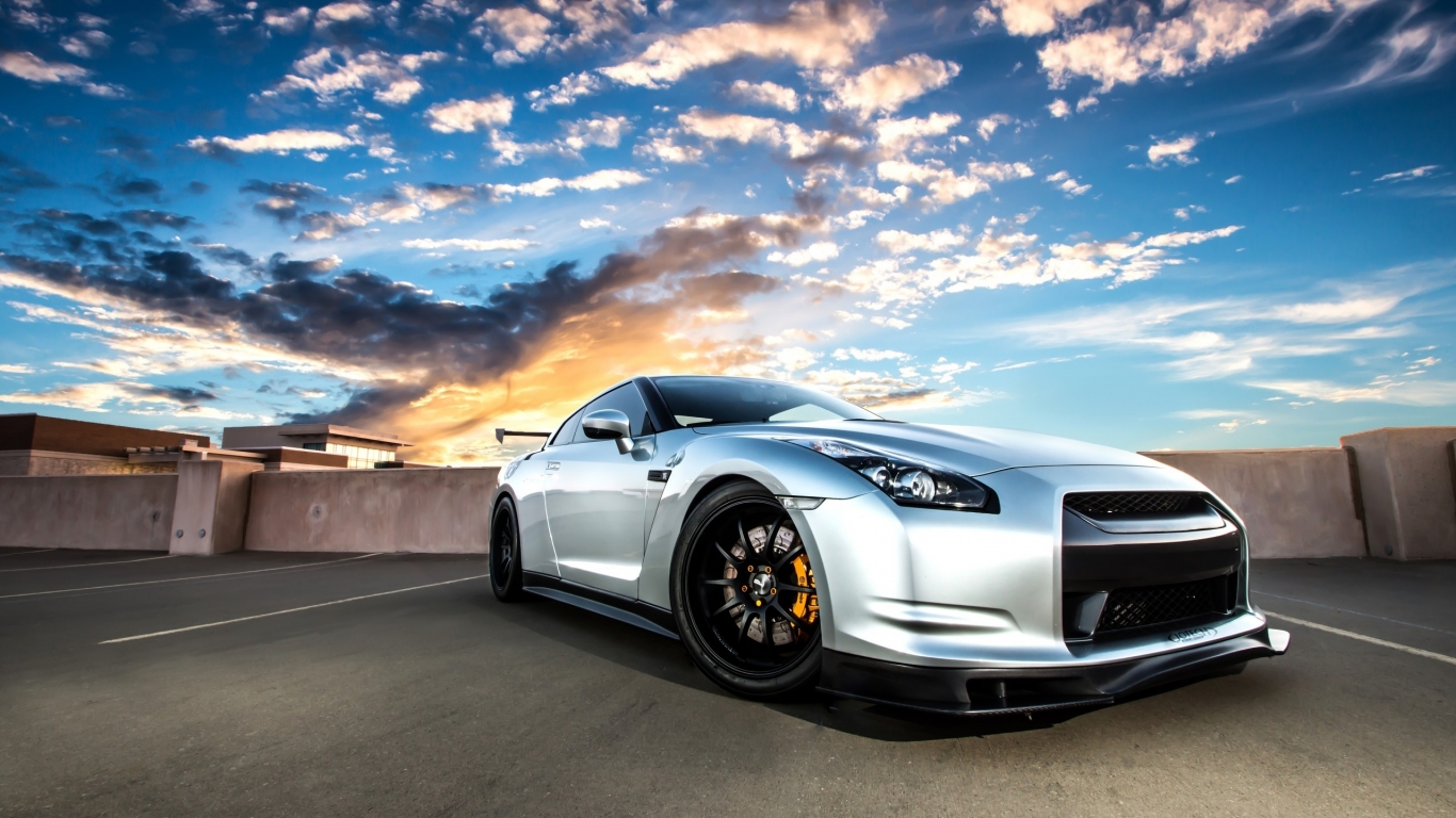 Silvery Nissan GT-R35 for 1366 x 768 HDTV resolution