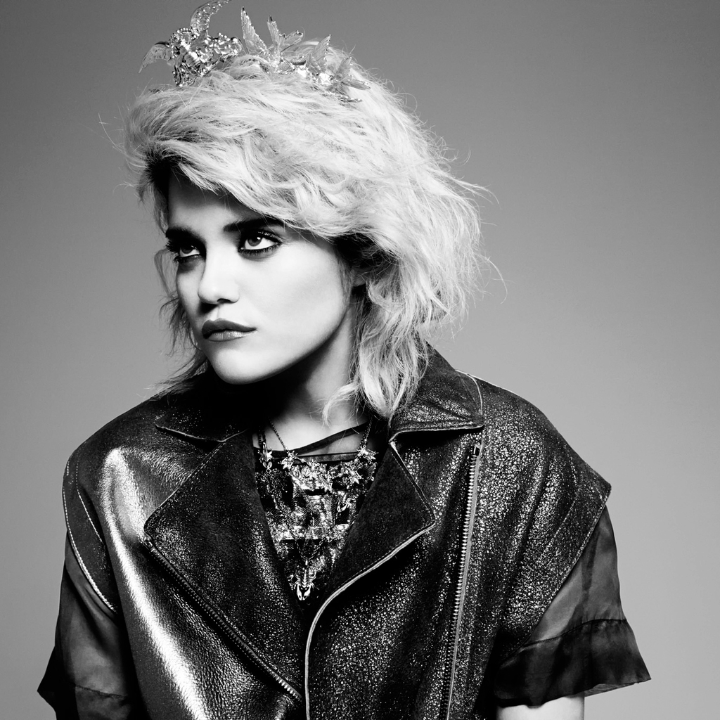 Sky Ferreira Black and White for 1024 x 1024 iPad resolution
