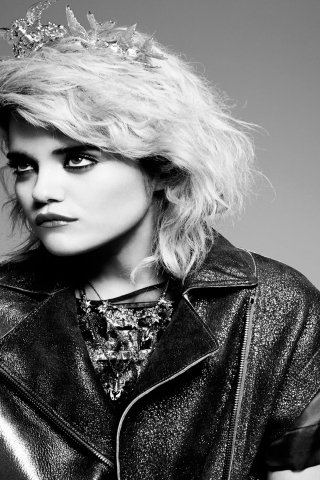 Sky Ferreira Black and White for 320 x 480 iPhone resolution