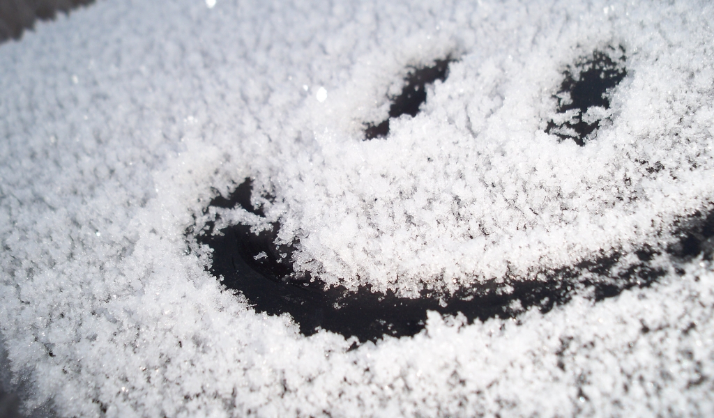 Smile Snow Face for 1024 x 600 widescreen resolution