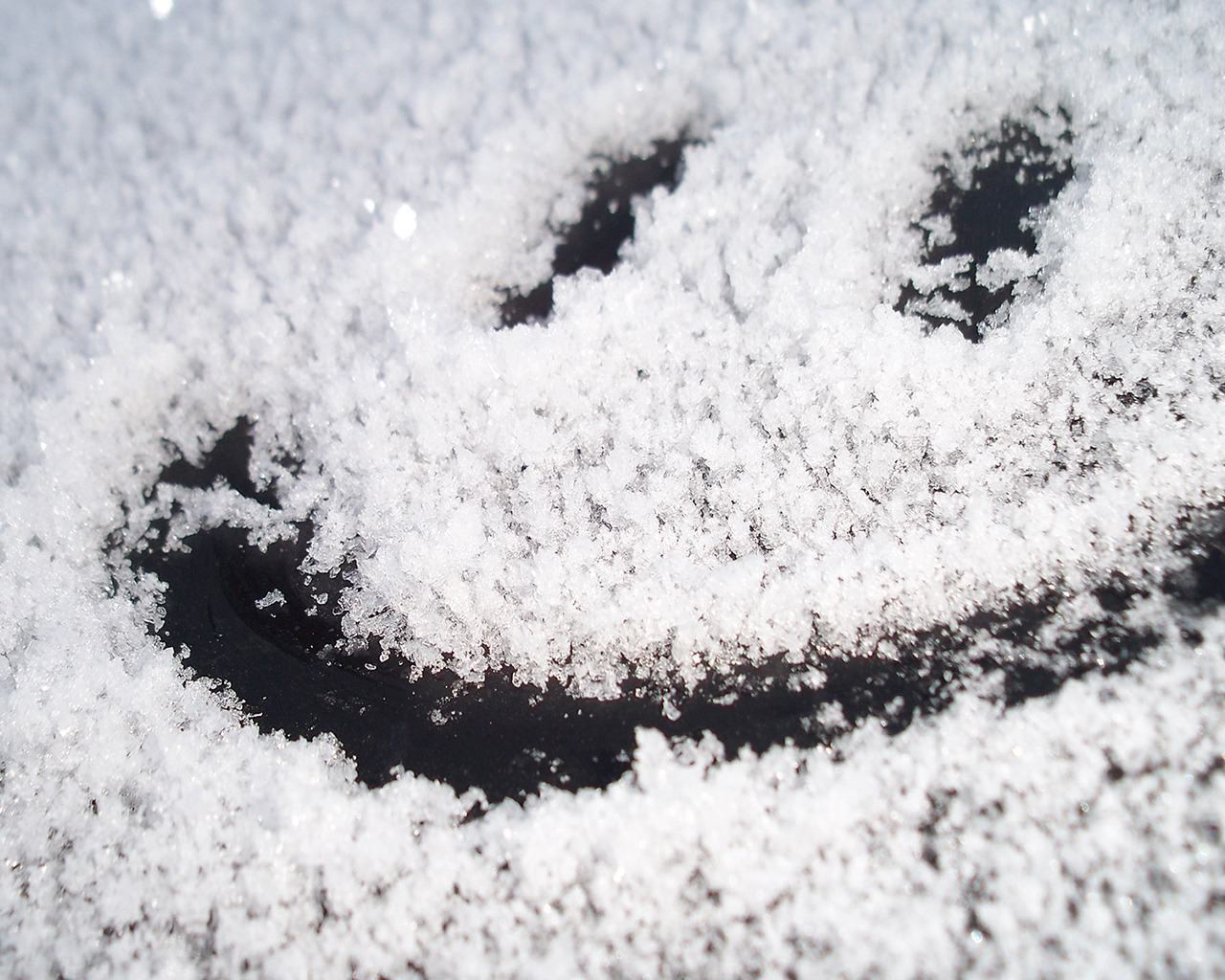 Smile Snow Face for 1280 x 1024 resolution