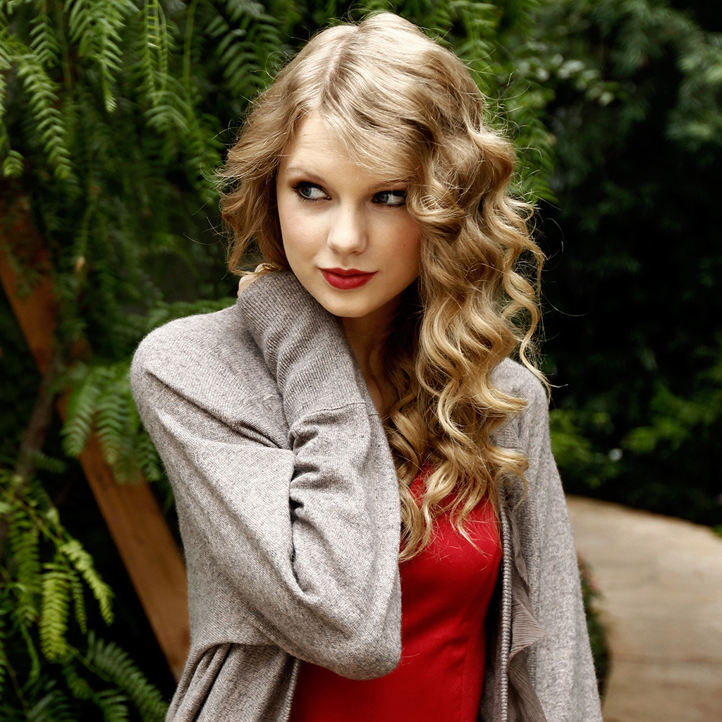 Smiling Taylor Swift Actress for 1024 x 1024 iPad resolution