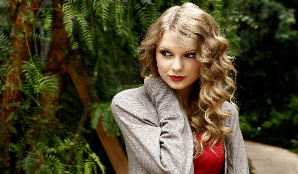 Smiling Taylor Swift Actress for 1024 x 600 widescreen resolution