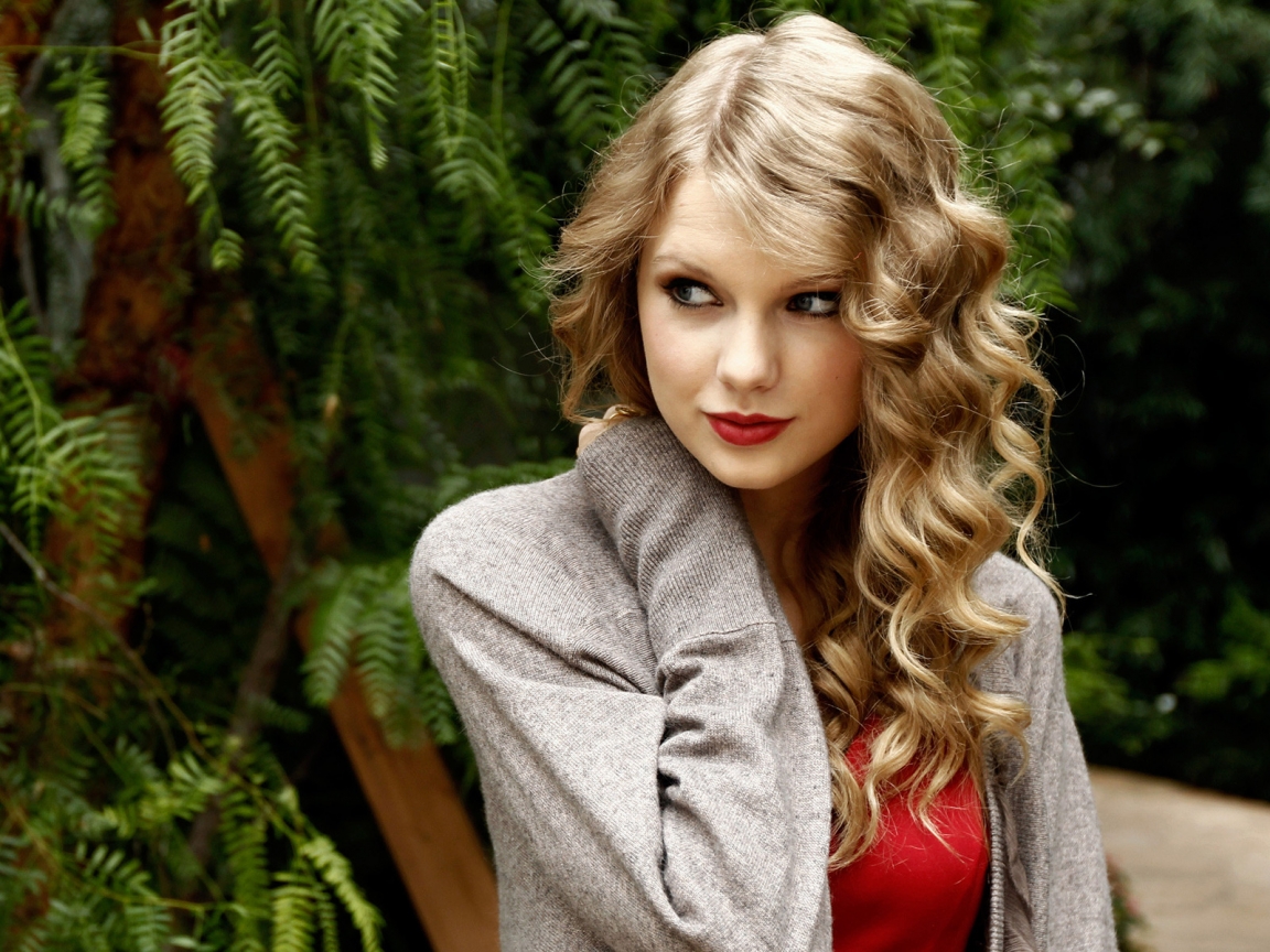Smiling Taylor Swift Actress for 1152 x 864 resolution