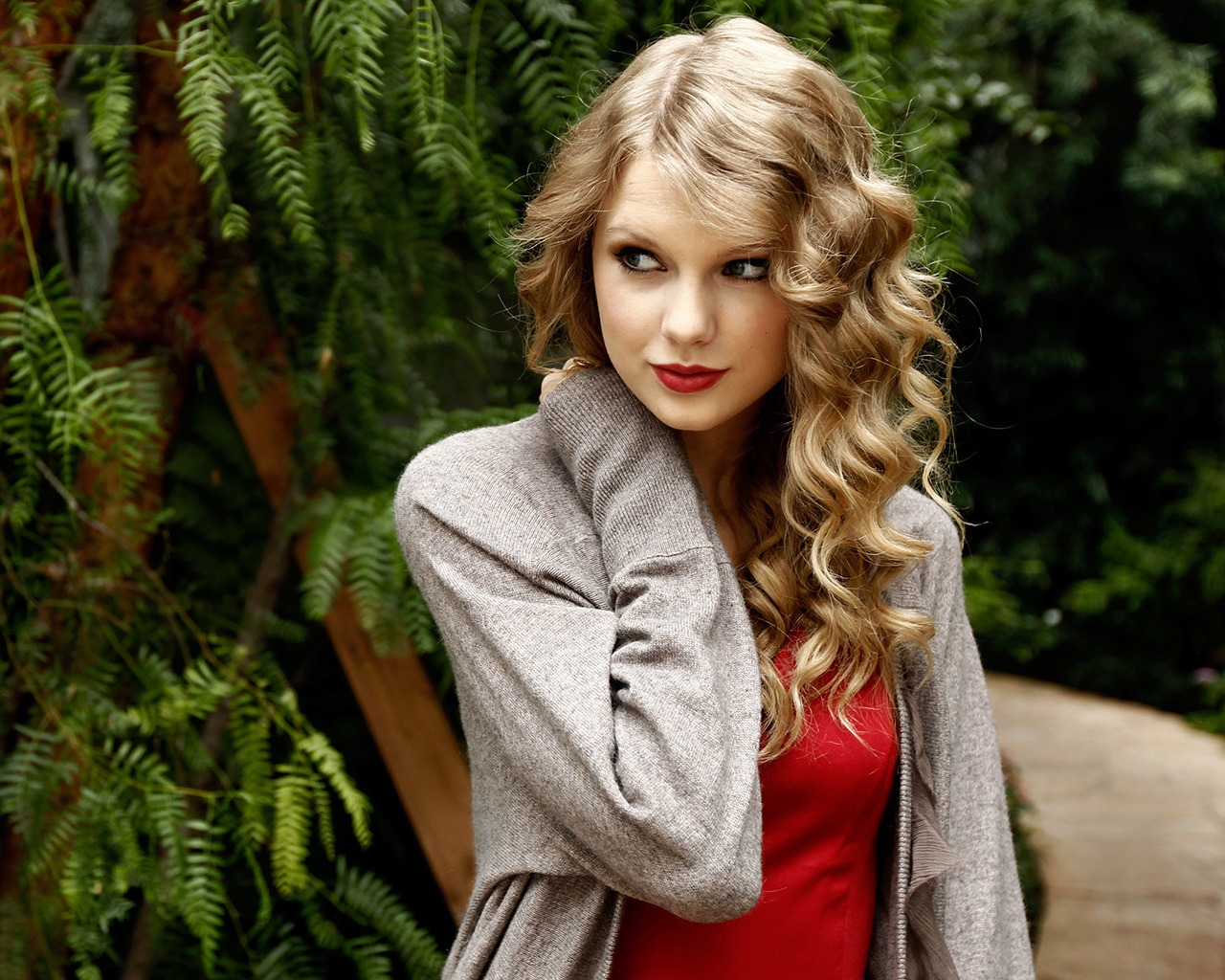 Smiling Taylor Swift Actress 1280 x 1024 Wallpaper