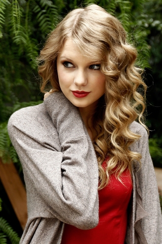 Smiling Taylor Swift Actress for 320 x 480 iPhone resolution