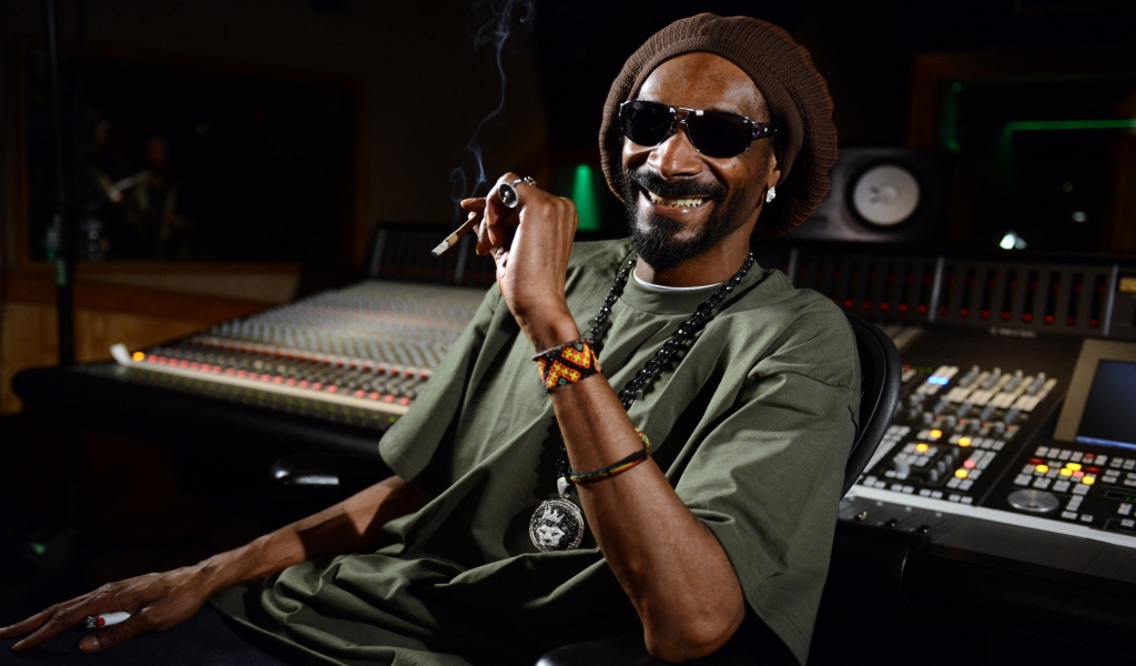 Snoop Dogg Smile for 1024 x 600 widescreen resolution