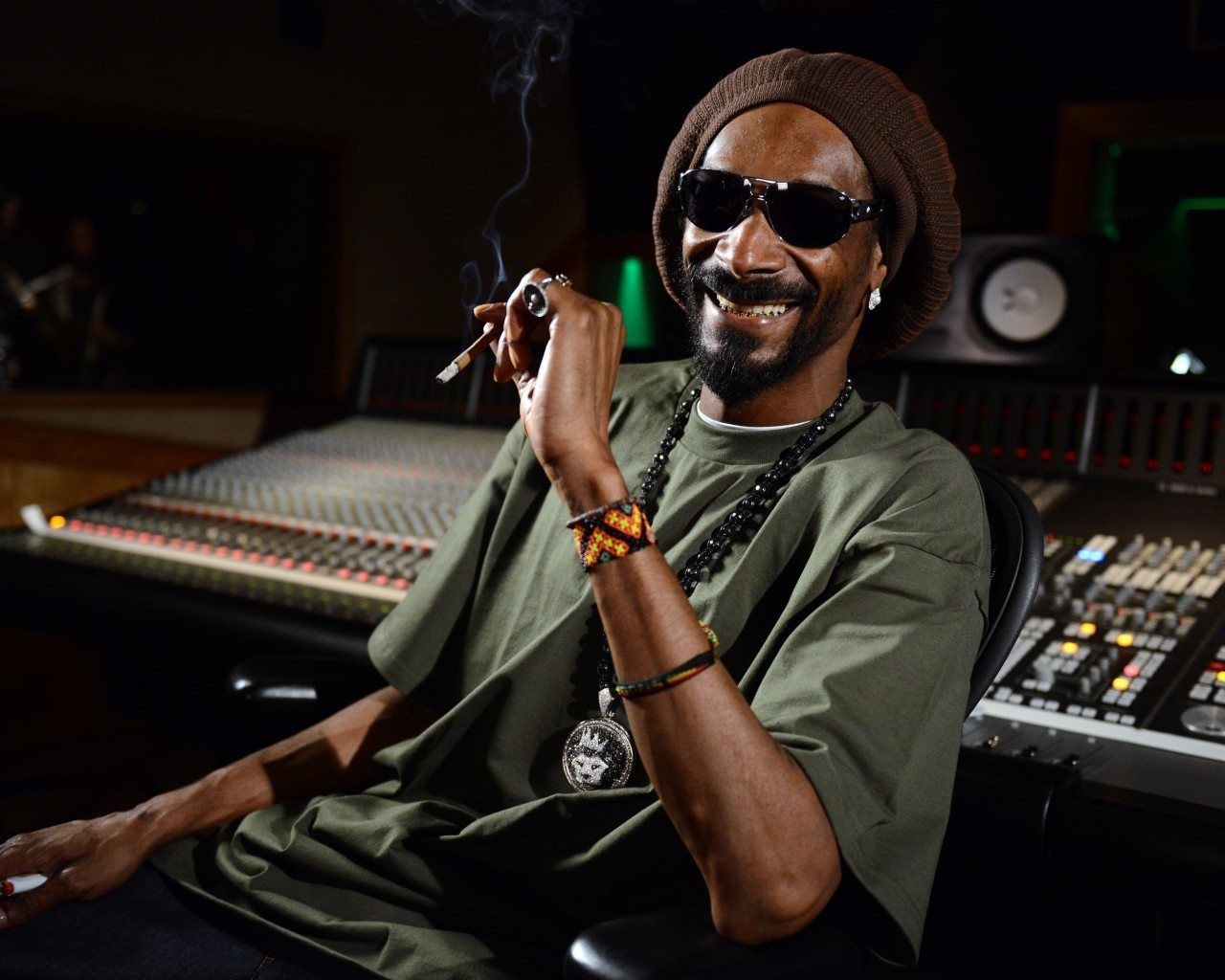 Snoop Dogg Smile for 1280 x 1024 resolution