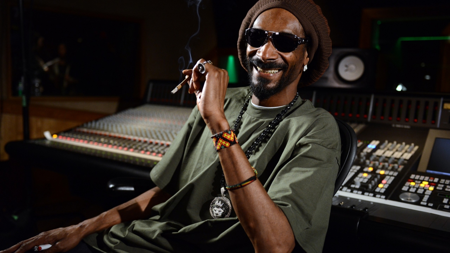 Snoop Dogg Smile for 1536 x 864 HDTV resolution