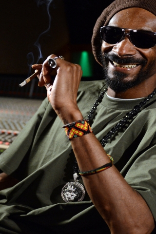 Snoop Lion for 320 x 480 iPhone resolution