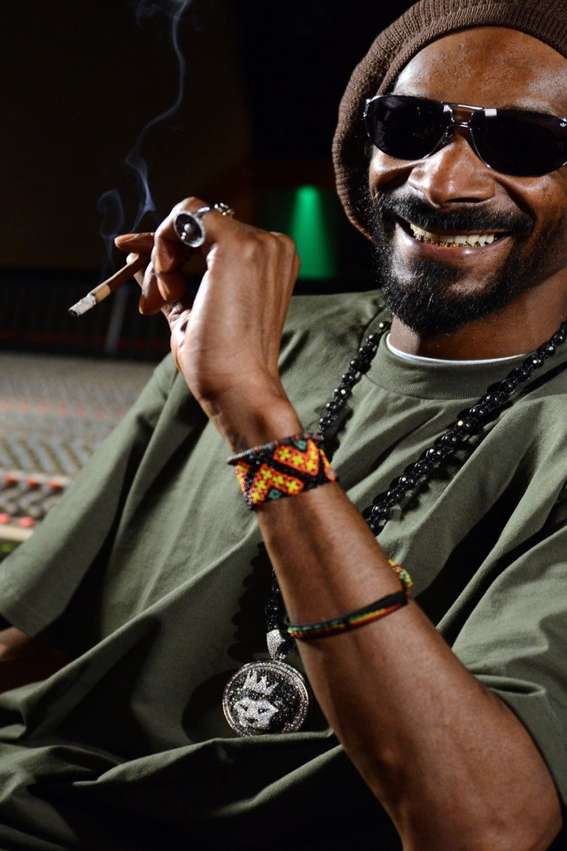 Snoop Lion for 640 x 960 iPhone 4 resolution
