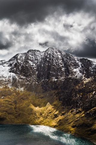 Snowdon for 320 x 480 iPhone resolution