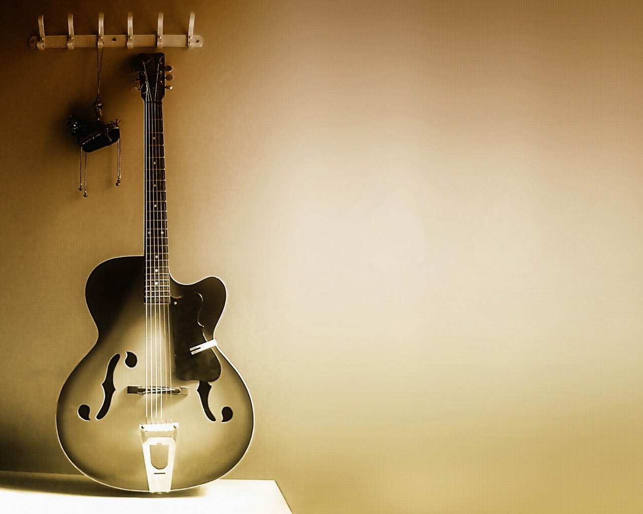 Solitary Guitar for 1280 x 1024 resolution