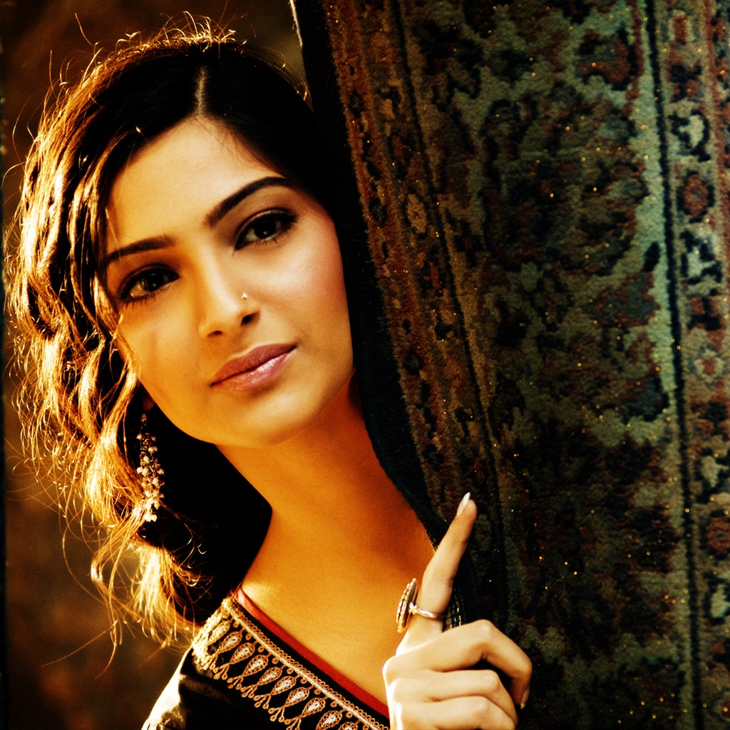 Sonam Kapoor for 1024 x 1024 iPad resolution