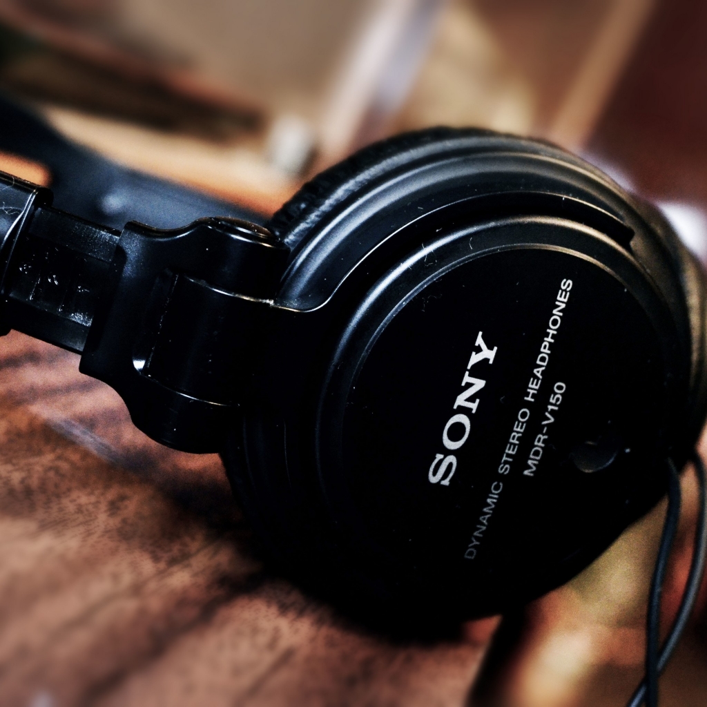 Sony Dynamic Stereo Headphones for 1024 x 1024 iPad resolution