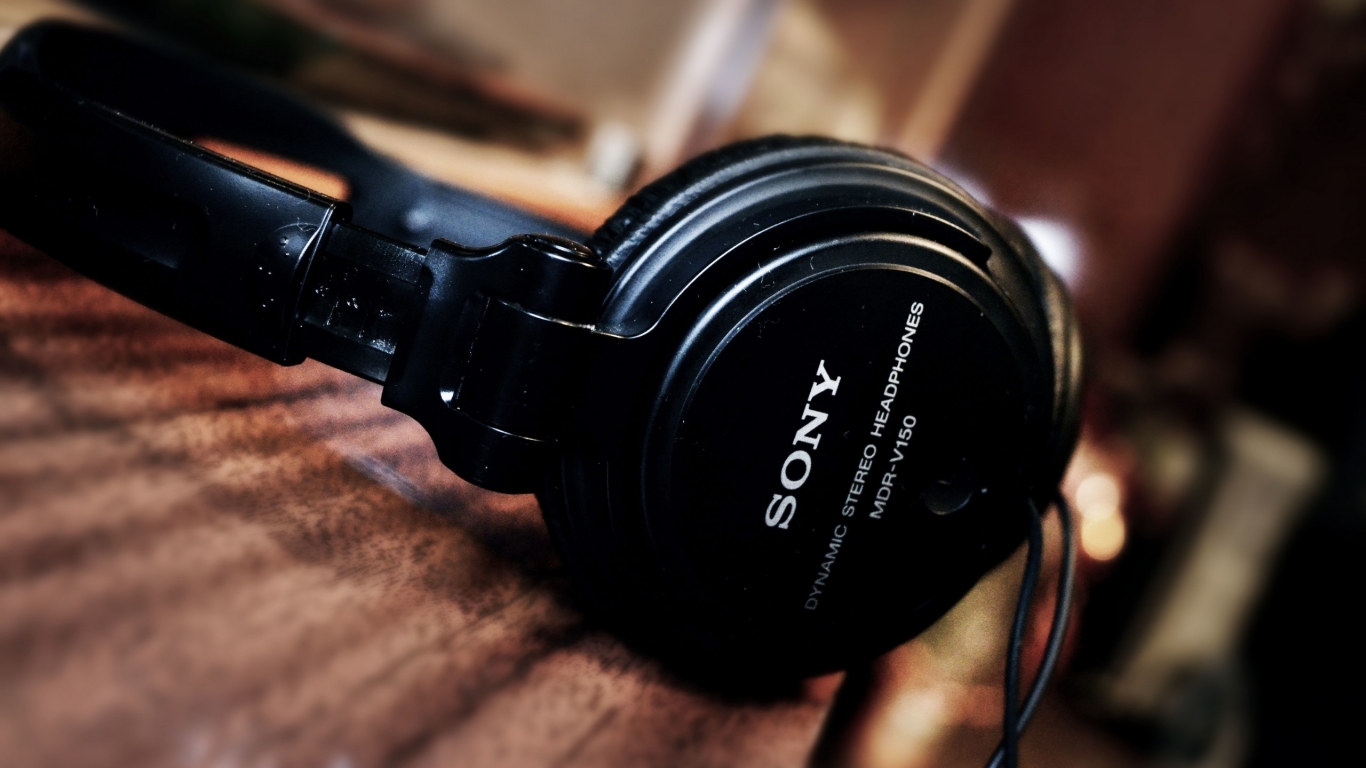 Sony Dynamic Stereo Headphones for 1366 x 768 HDTV resolution