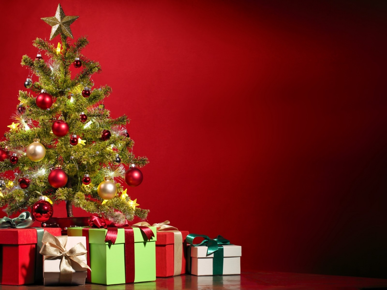 Special Christmas Tree and Gifts for 1280 x 960 resolution