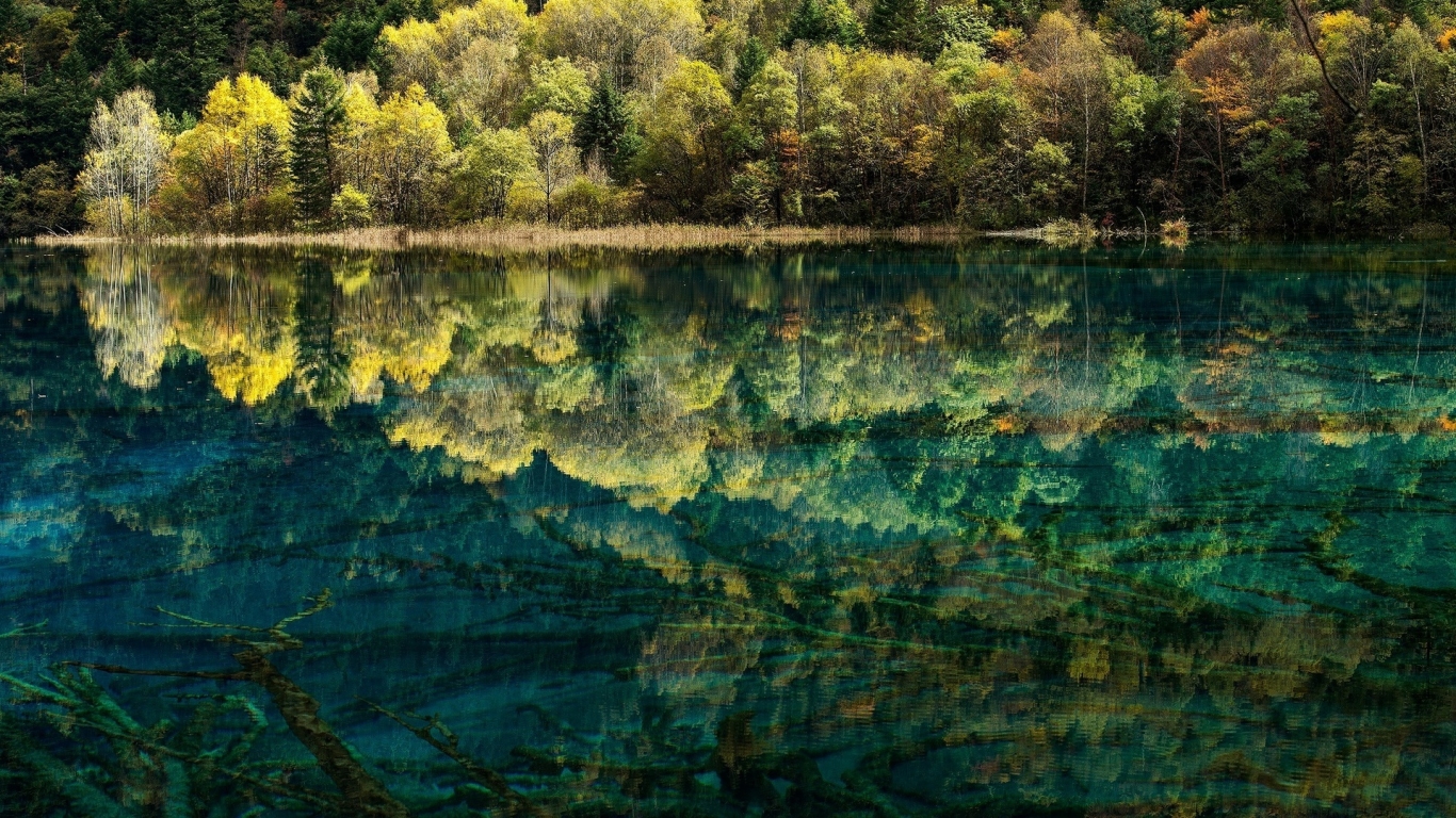 Spectacular Lake Reflection for 1366 x 768 HDTV resolution
