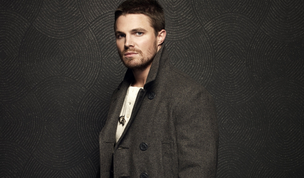 Stephen Amell for 1024 x 600 widescreen resolution