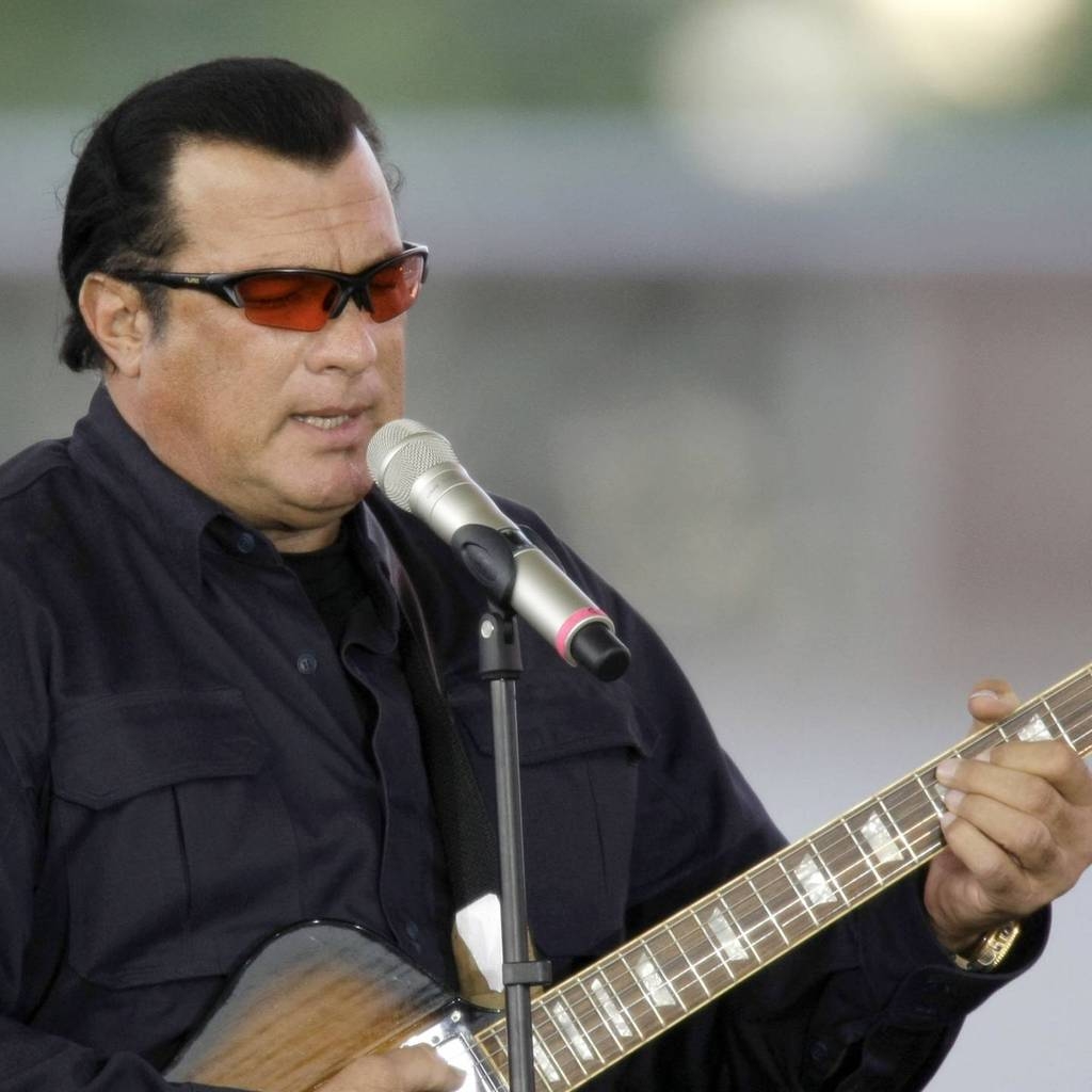 Steven Seagal Singing for 1024 x 1024 iPad resolution