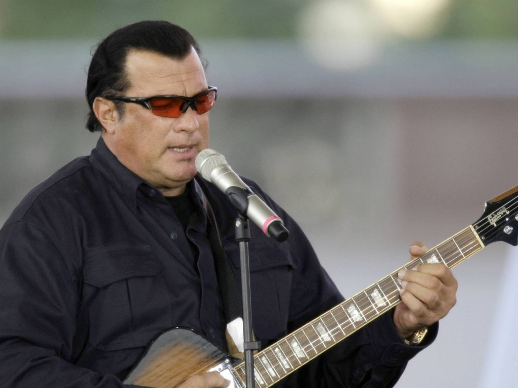 Steven Seagal Singing for 1024 x 768 resolution