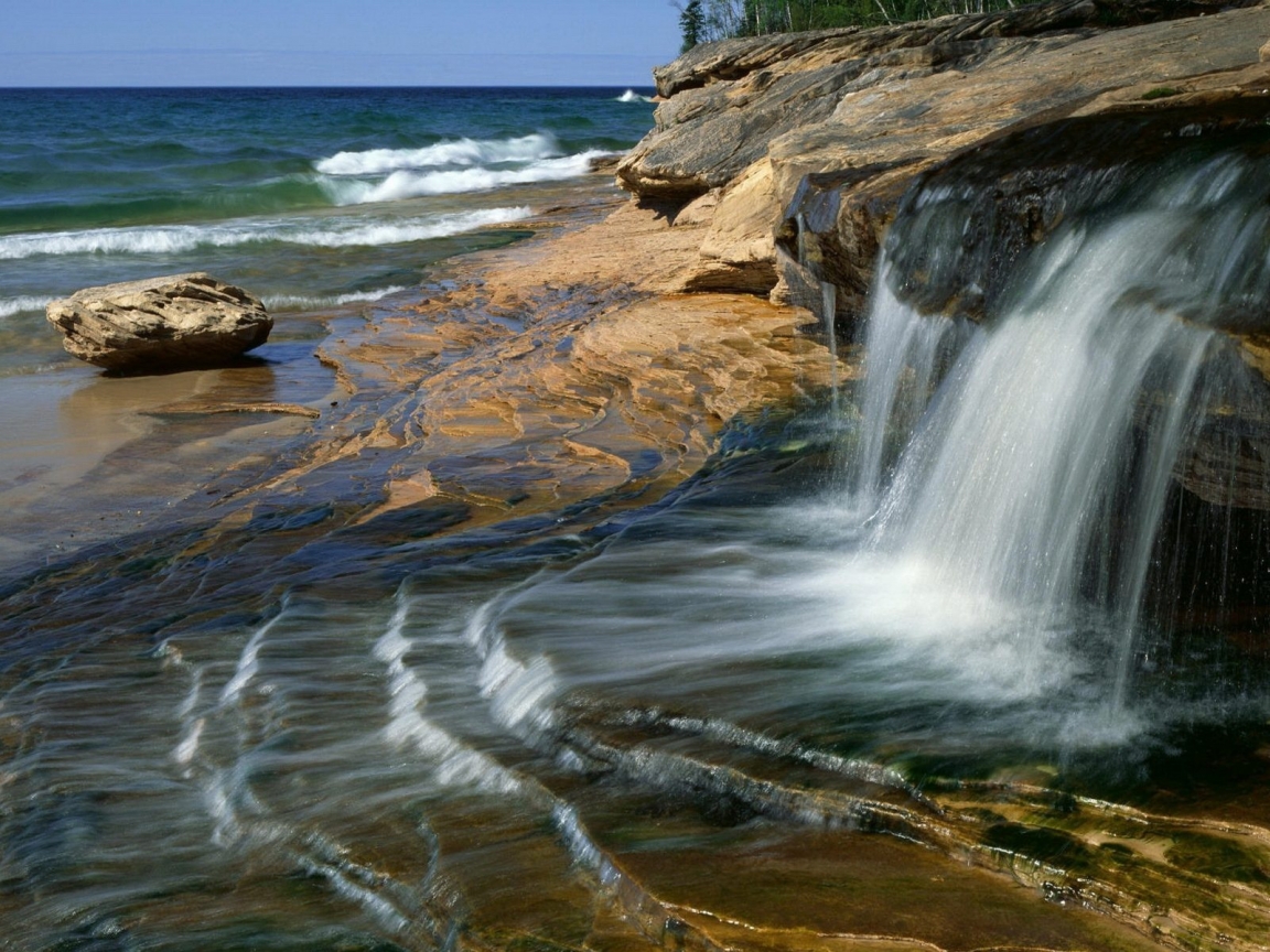 Stone Waterfall for 1152 x 864 resolution