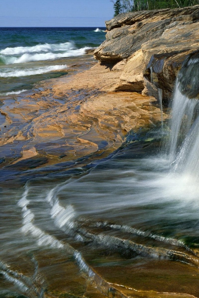 Stone Waterfall for 640 x 960 iPhone 4 resolution