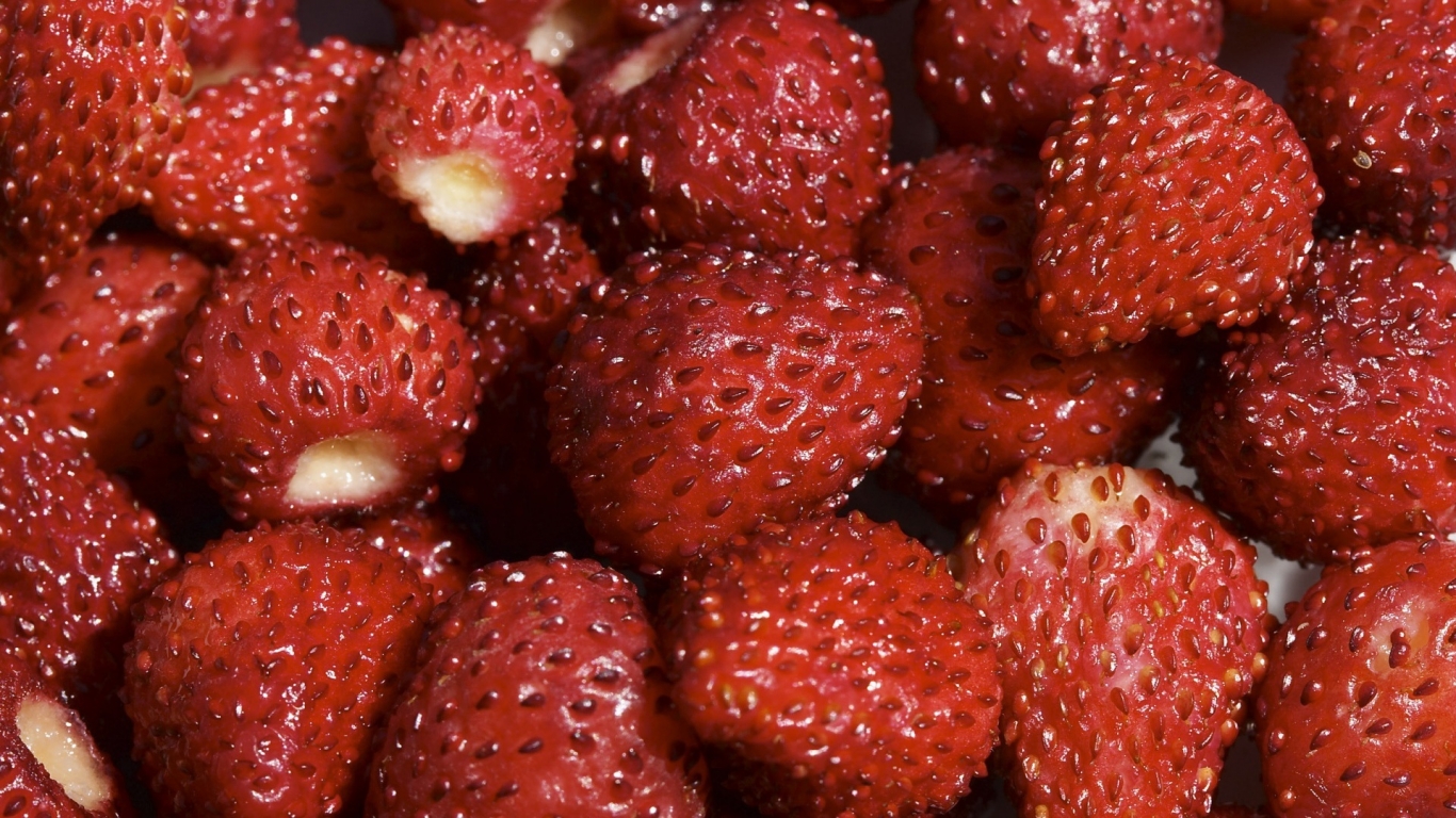 Strawberries for 1366 x 768 HDTV resolution